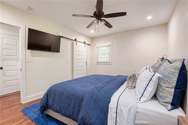 Building Photo - 3076 McCully Dr NE