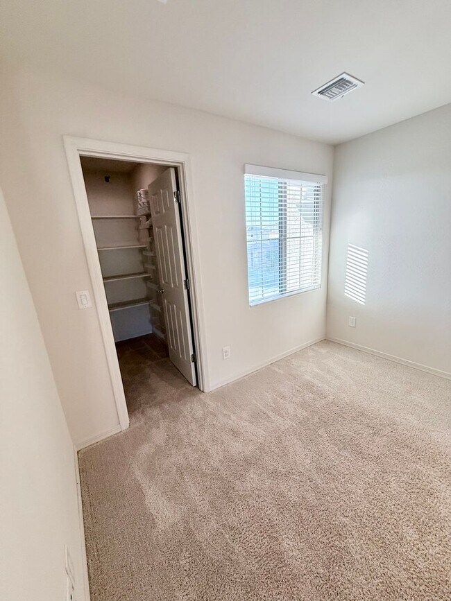 Building Photo - BEAUTIFUL Home in San Tan Valley with Mountain View’s! A Must See!