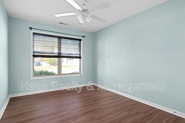 Building Photo - 3565 Southwood Dr