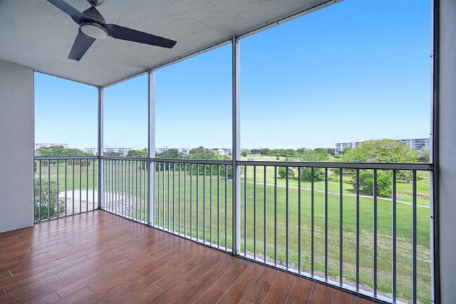 Building Photo - 2901 S Palm Aire Dr