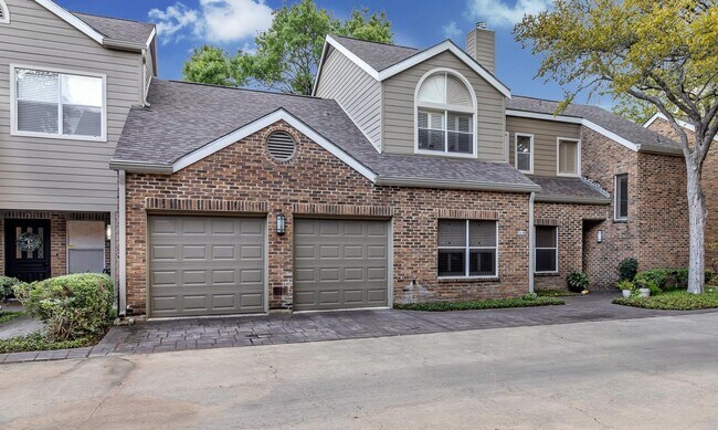 Building Photo - LUXURY 3-BEDROOM TOWNHOME IN ALAMO HEIGHTS
