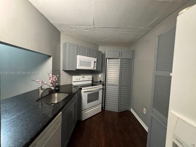 Building Photo - 855 NE 209th St