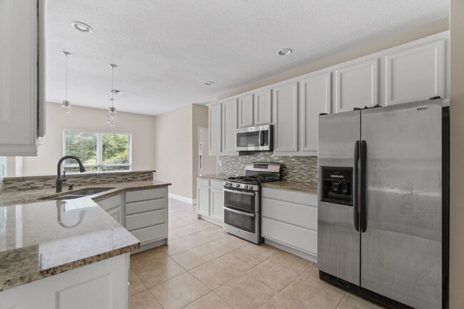 Building Photo - 4301 Hidden Lakes Dr