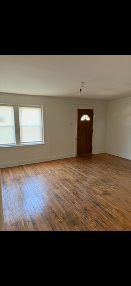 Building Photo - 914 East 14th Street