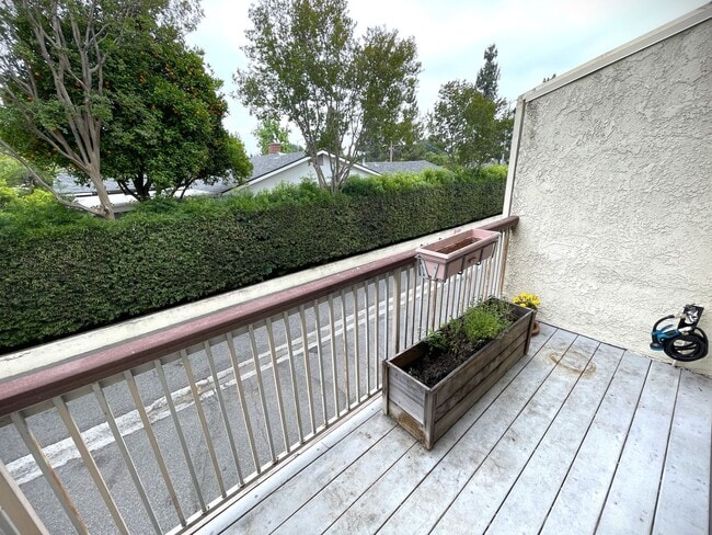 Building Photo - 7100 Balboa Blvd