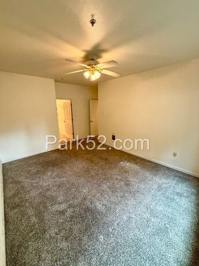Building Photo - 2 Bedroom Plus Office Condo in DuPont!