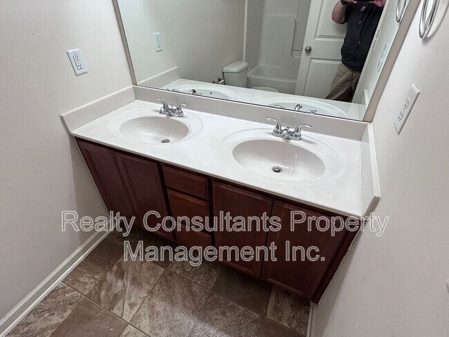 Building Photo - 482 Sandybrooke Dr