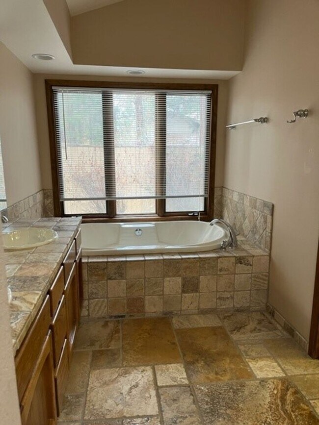 Building Photo - Large 3 Bed/2 Bath Home in the Mountain Hi...
