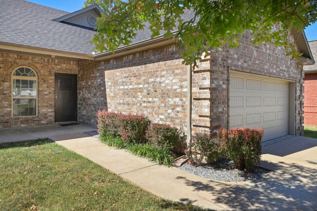 Building Photo - 1517 NW Bell Royal Ct