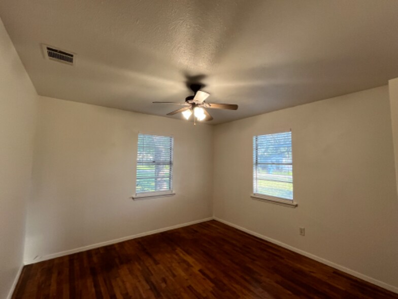 Building Photo - 102 E Pecan St