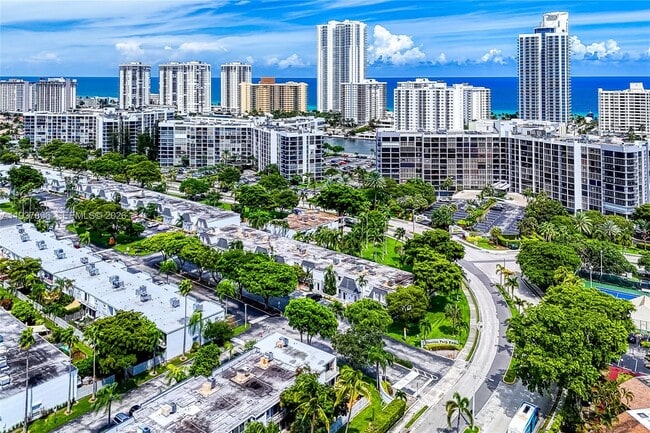 Building Photo - 2500 Parkview Dr