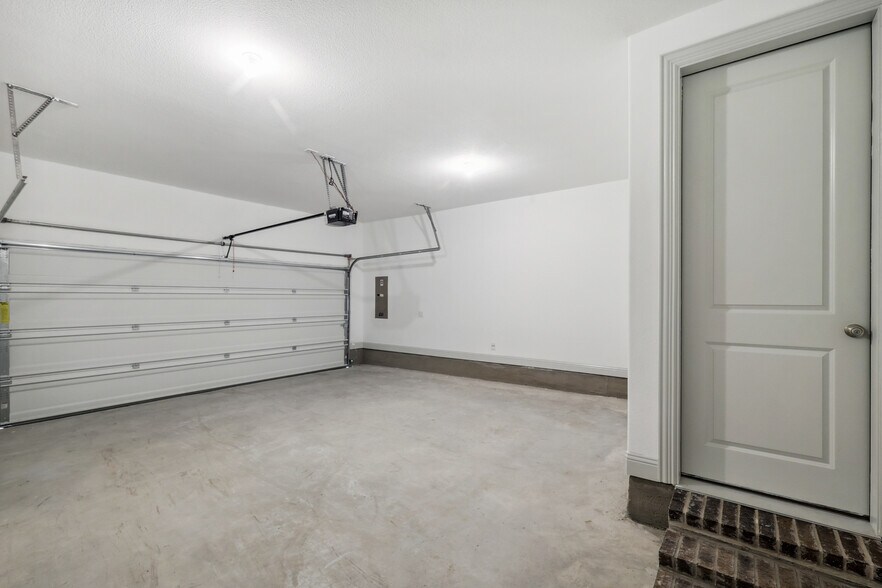 Garage - 4213 Shavano Dr