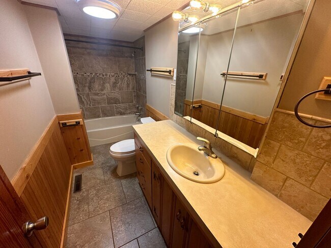 Building Photo - Beautiful Manitou Home With Sweeping Mount...