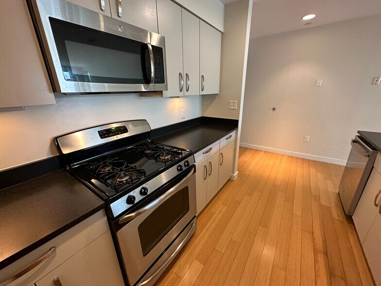 Building Photo - 587 Albany St