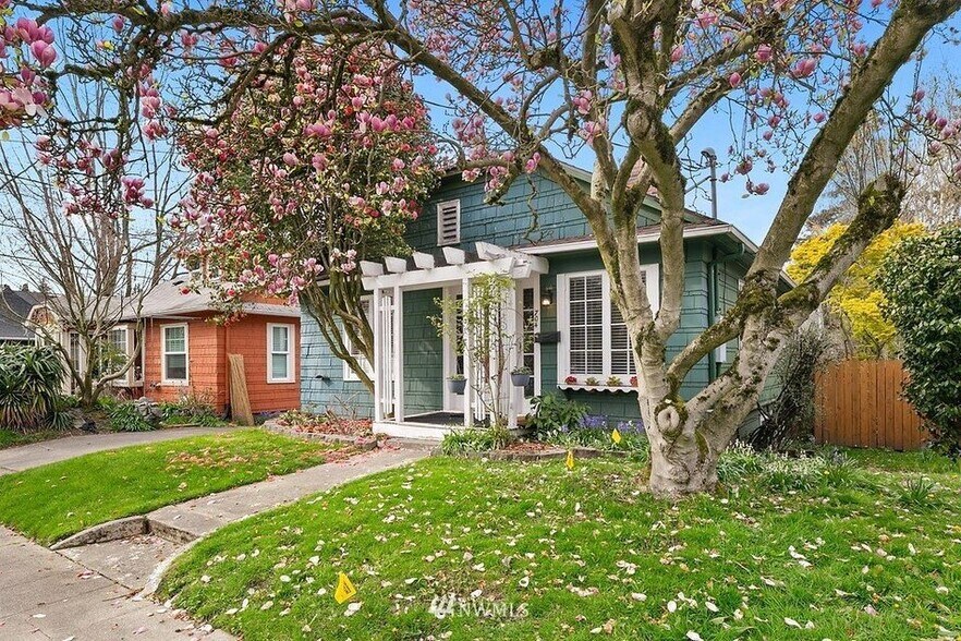 Building Photo - 704 NE 53rd St