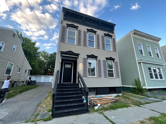 Front entrance - 539 Hamilton St