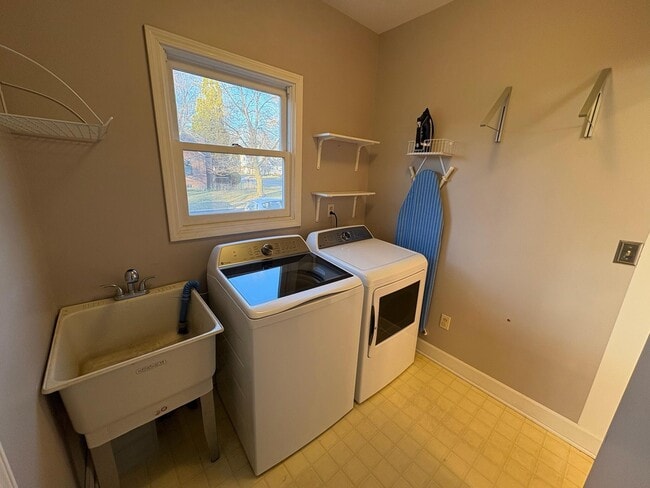 Building Photo - 433 McKinley St