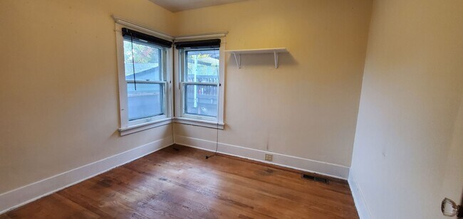 Building Photo - Spacious 2 Bed 1 Bath in Central Ballard