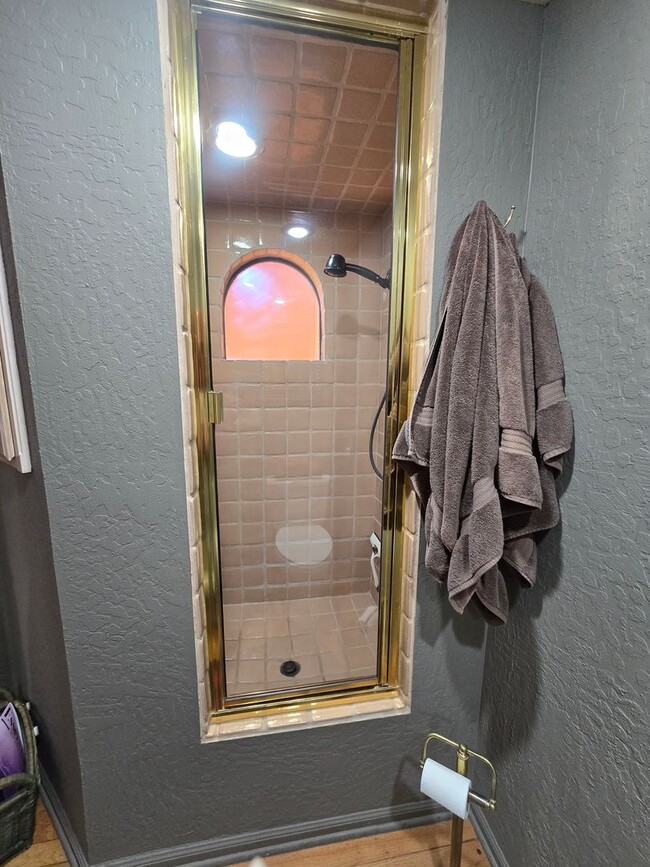 Building Photo - Furnished, 6-12 month rental