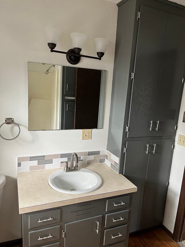 Building Photo - 224 Lindale Ave