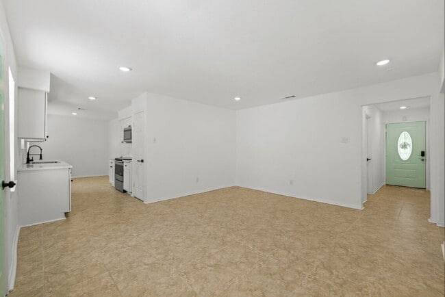 Building Photo - 9930 Valley Lake Dr