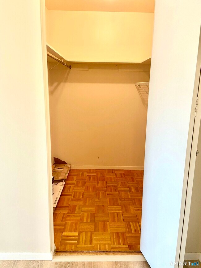 Building Photo - 893 Farmington Ave