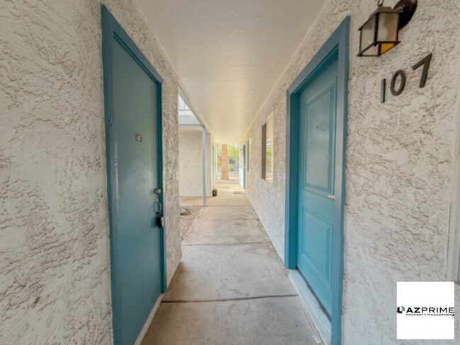 Building Photo - FREE FIRST MONTH'S RENT MOVE IN SPECIAL! Inviting 2/1 Phoenix Apartment with Modern Comforts!