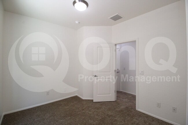 Building Photo - 3113 E Danbury Rd