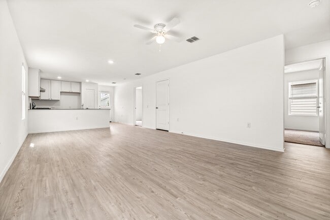 Building Photo - 10119 Ana Hts