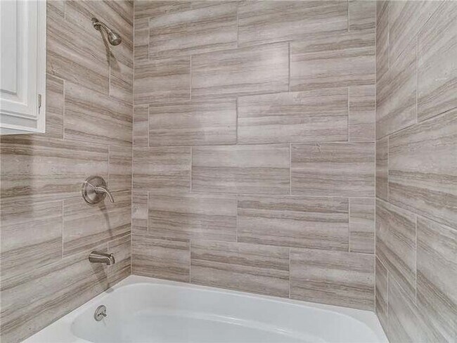 Building Photo - Spacious 4 Bedroom Home - Edmond Schools -...