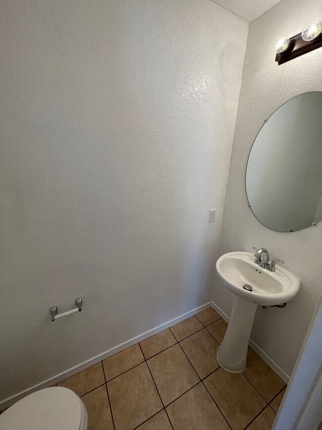 Building Photo - Spacious 5-Bedroom Home with 2 Living Areas – 2,270 Sq Ft Near Porter Dr.