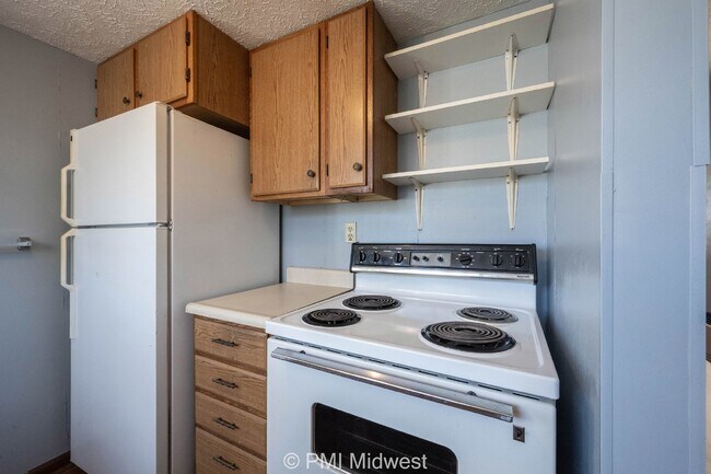 Building Photo - Charming Studio Apartment in Greenfield, I...