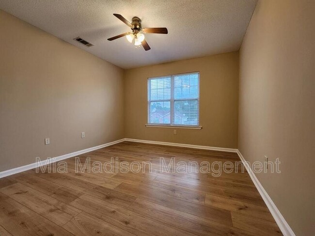 Building Photo - 21 Cobblestone Ct