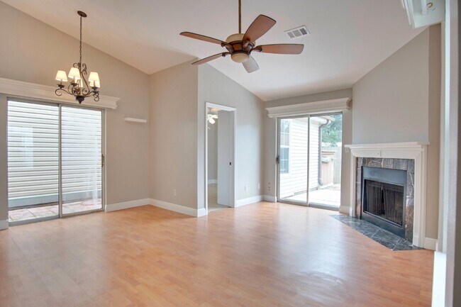 Building Photo - Beautiful 2-Bedroom, 2-Bath Duplex Near Ho...