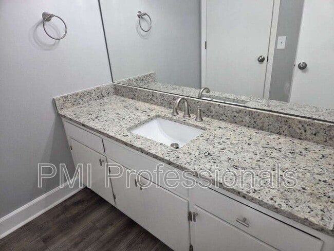 Building Photo - 2929 Selena Dr