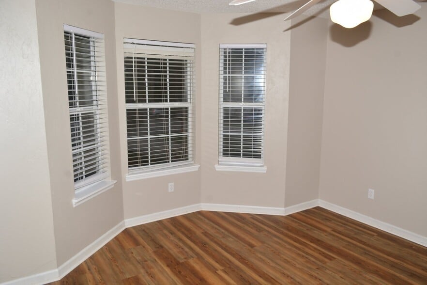 Building Photo - 3996 Bothwell Terrace