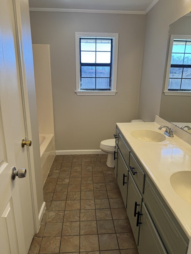 Building Photo - 219 W 8th St