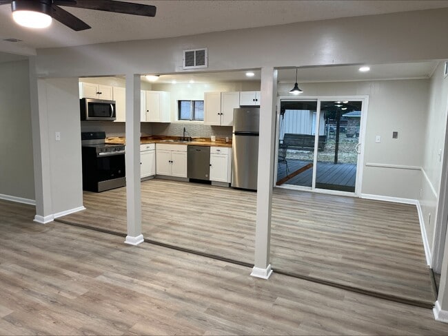 Building Photo - 708 Cottonwood Dr