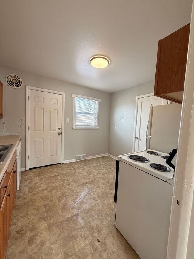 Building Photo - 2 Bed Apartment right next to Patty Jewett Golf Course