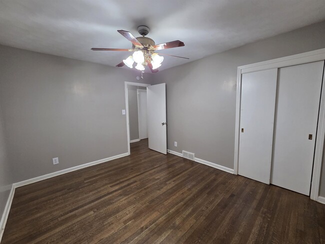 Building Photo - 4723 Wooddale Ave