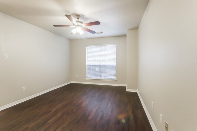 Building Photo - 5623 Evergreen Valley Dr