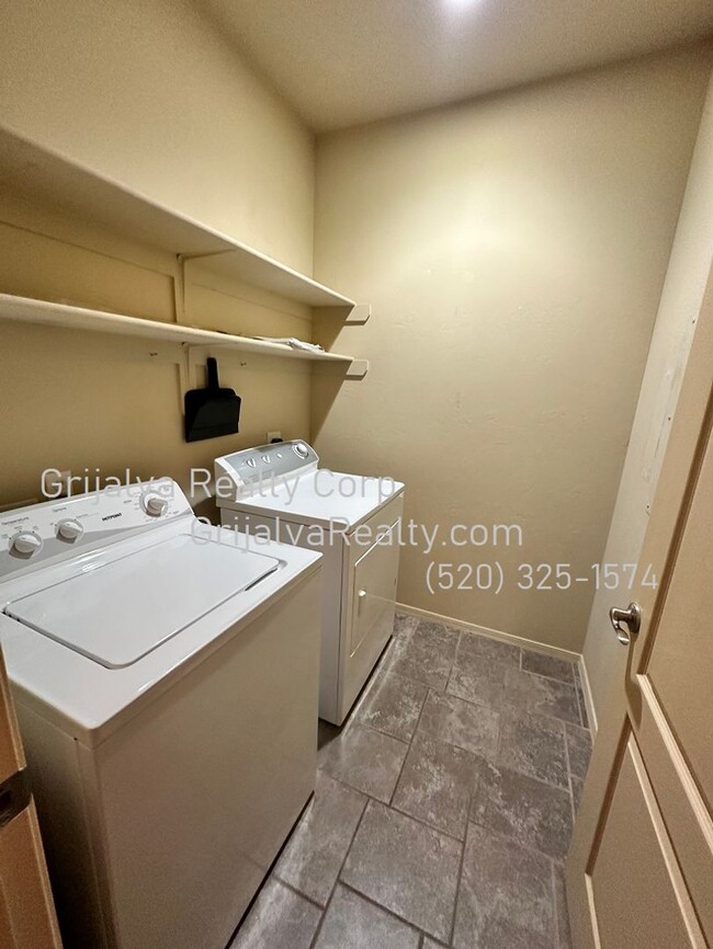 Building Photo - 2 Bed, 2 Bath Condo in Foothills Gated Com...