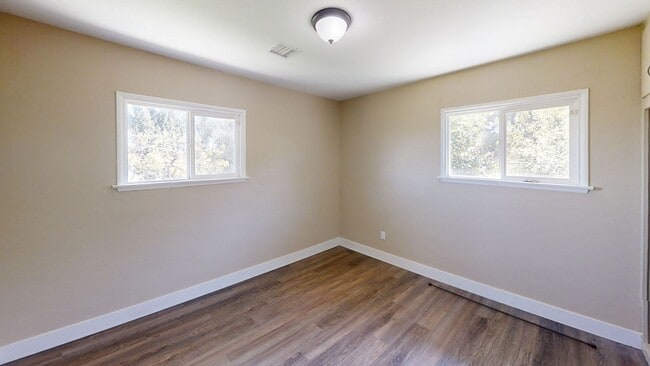 Building Photo - 2 Bedroom with City View