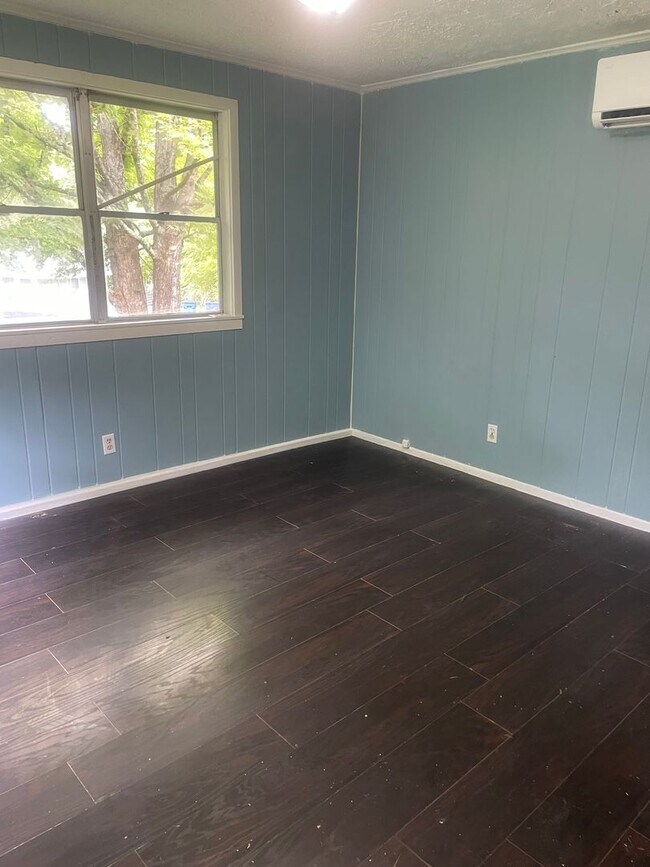 Building Photo - Oak Ridge 37830 - 2 bedroom, 1 bath Duplex - Contact Lisa Vineyard 865-216-9334