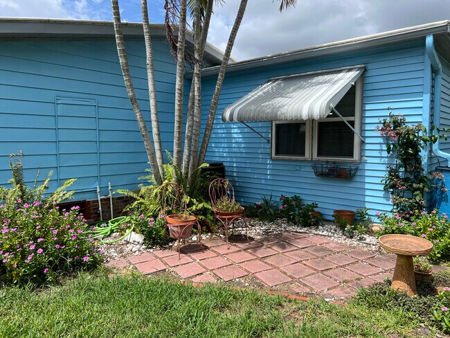 Building Photo - 2315 Coconut Palm Dr