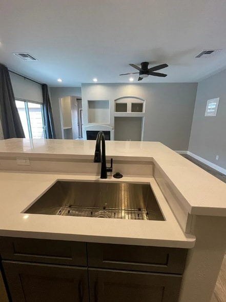 Building Photo - 2720 E Wildhorse Pl