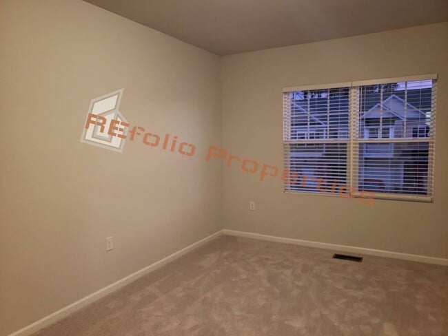 Building Photo - Beautiful 3 Bedrooms 1-Car Garage End Unit Townhouse, May 7th!