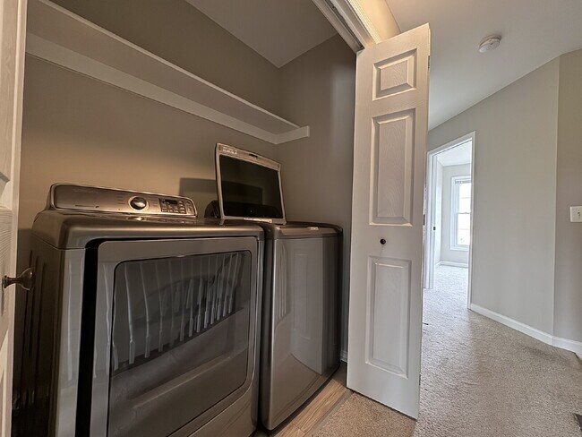 Building Photo - Your Exquisite Herndon Sanctuary Awaits