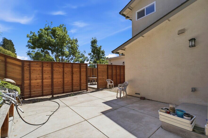 Building Photo - 6001 Castlebrook Dr