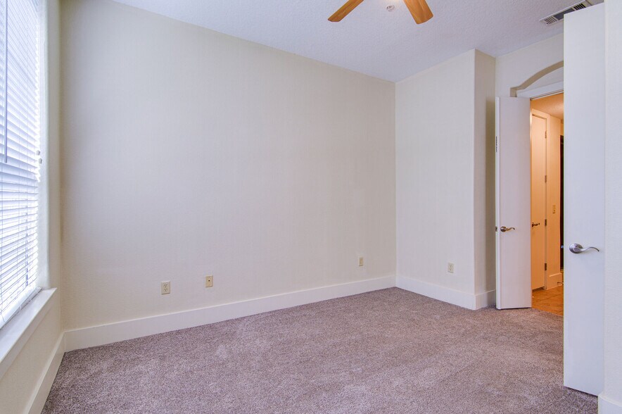 Building Photo - 2600 Hillsboro Pike